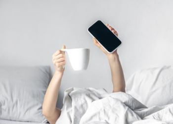 Só mais cinco minutos”: apertar várias vezes o botão de soneca do celular ajuda ou atrapalha o despertar?