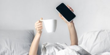 Só mais cinco minutos”: apertar várias vezes o botão de soneca do celular ajuda ou atrapalha o despertar?