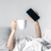 Só mais cinco minutos”: apertar várias vezes o botão de soneca do celular ajuda ou atrapalha o despertar?