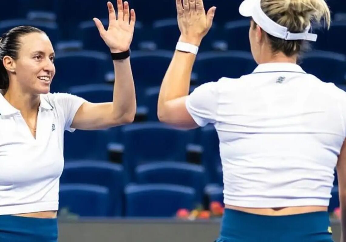 Dupla de Stefani bate campeãs olímpicas e avança à semi em Pequim