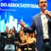 Flávio faz visita ao pai em prisão domiciliar e recebe apoios em SP
