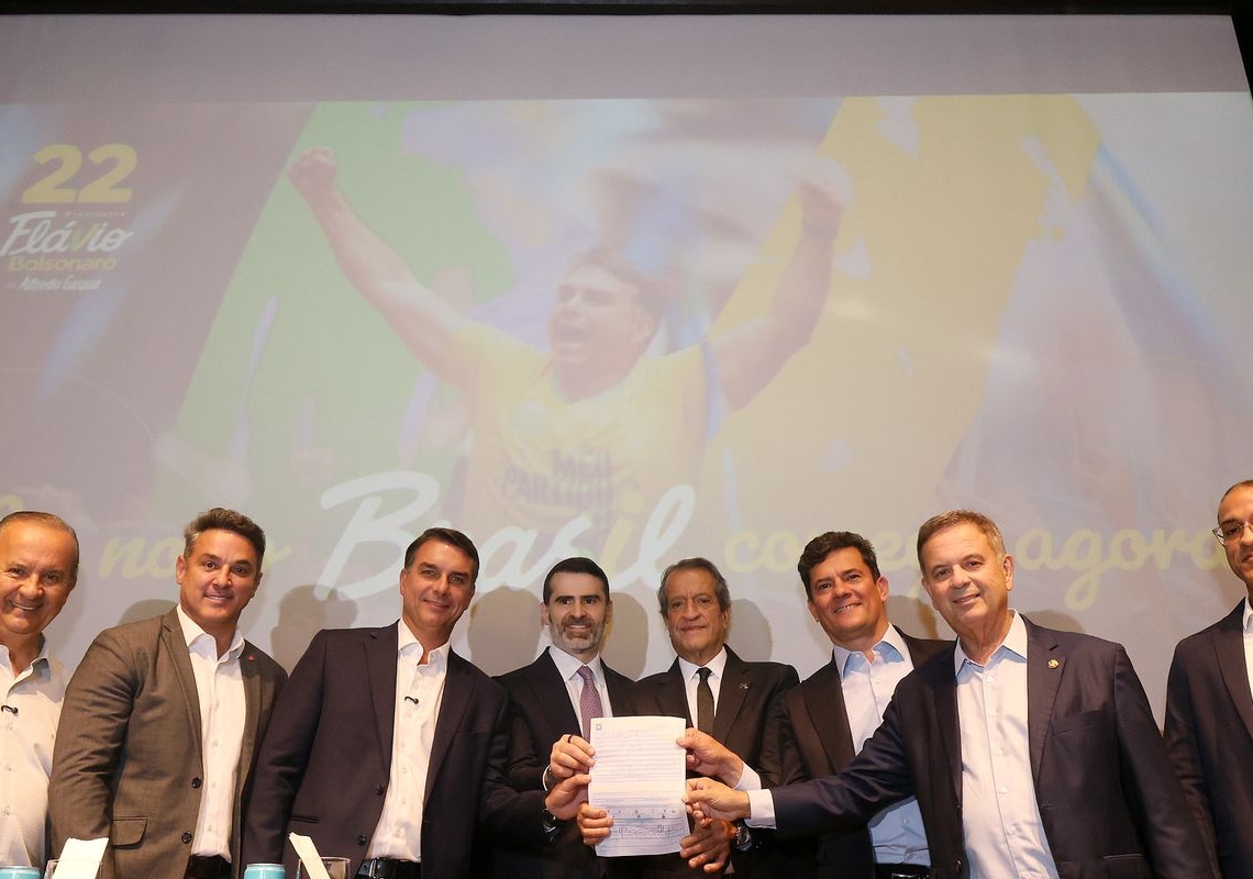 Flávio Bolsonaro recebe apoio de governadores eleitos e Cury
