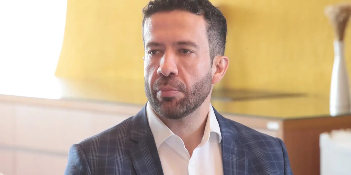 André Janones recebe alta e deixa hospital em São Paulo