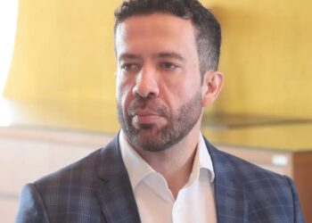 André Janones recebe alta e deixa hospital em São Paulo