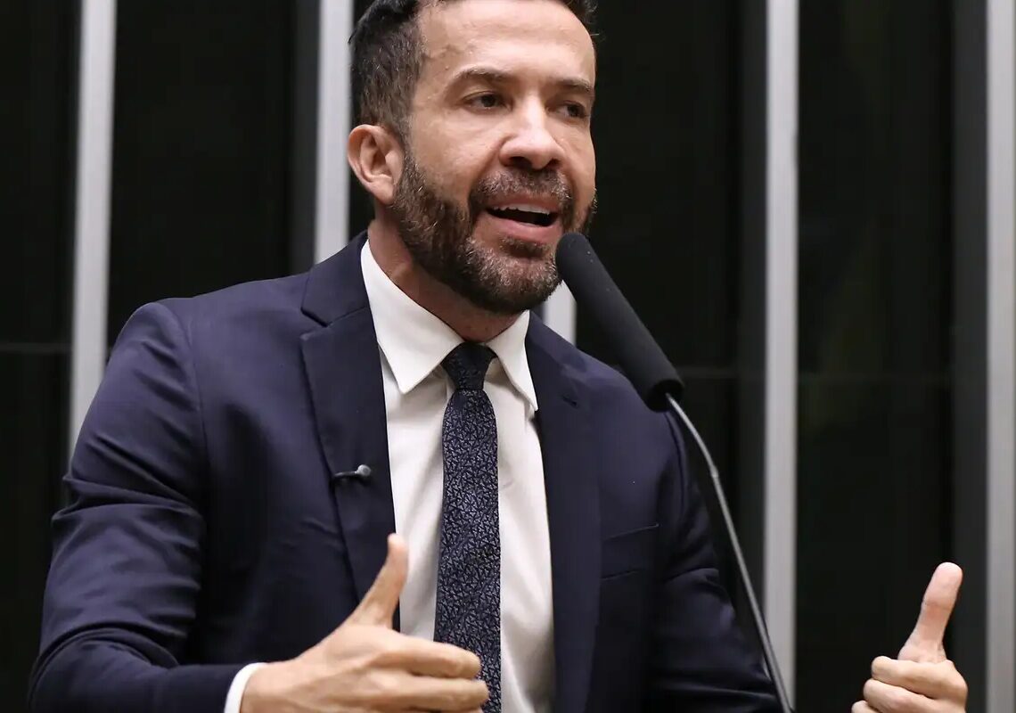 Deputado André Janones é internado com arritmia em São Paulo