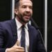 Deputado André Janones é internado com arritmia em São Paulo