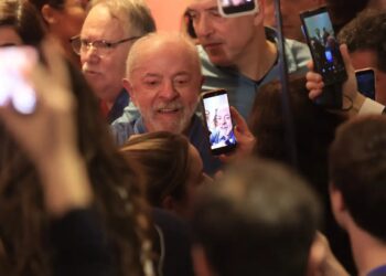 Lula agradece votos e diz que teve de vencer intromissão vinda de fora