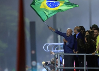 Em festa da vitória, Lula pede que público cante Hino da Independência