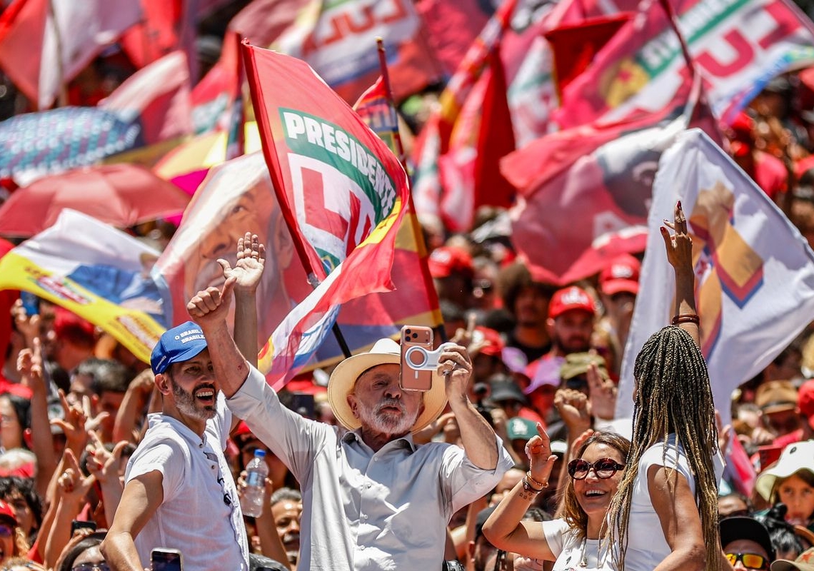 Brasil não será governado por sócios do Banco Master, diz Lula em ato