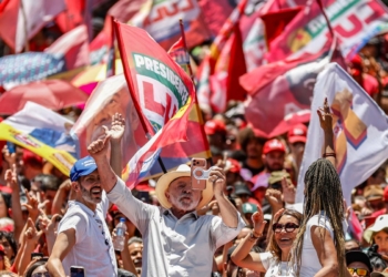 Brasil não será governado por sócios do Banco Master, diz Lula em ato
