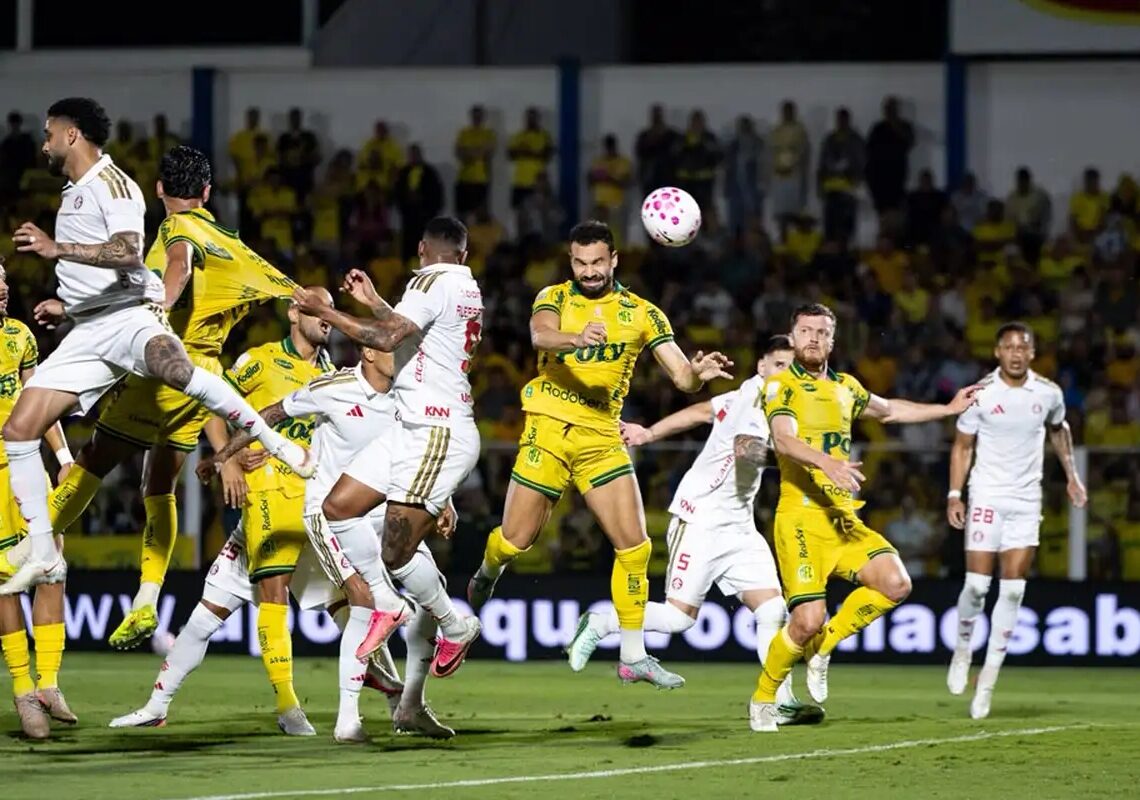 Com um a mais, Mirassol vence e complica Internacional no Brasileirão