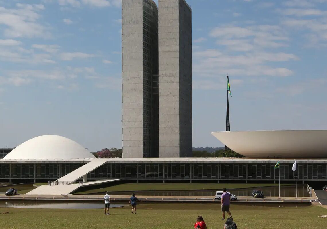 Calendário especial pode acelerar votação da PEC do fim da escala 6×1