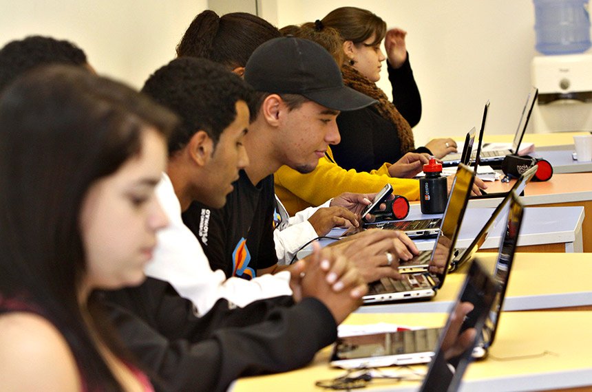 Projeto prevê qualificação profissional e apoio ao empreendedorismo para jovens — Senado Notícias