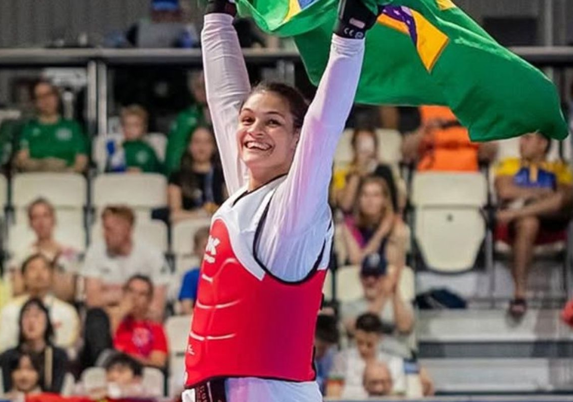 Maria Clara Pacheco é campeã da 3ª etapa do Grand Prix, em Paris